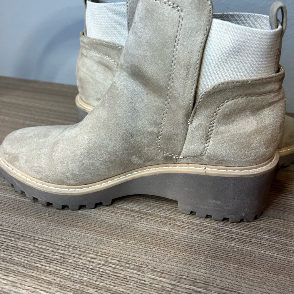 DV by Dolce Vita Tan Suede Ankle Booties Rango size 8.5 womens - Picture 9 of 9